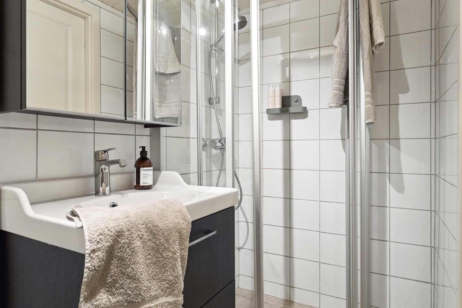 Badet har flis på gulv, flis på vegg og malt panel i himling. Galleribilde