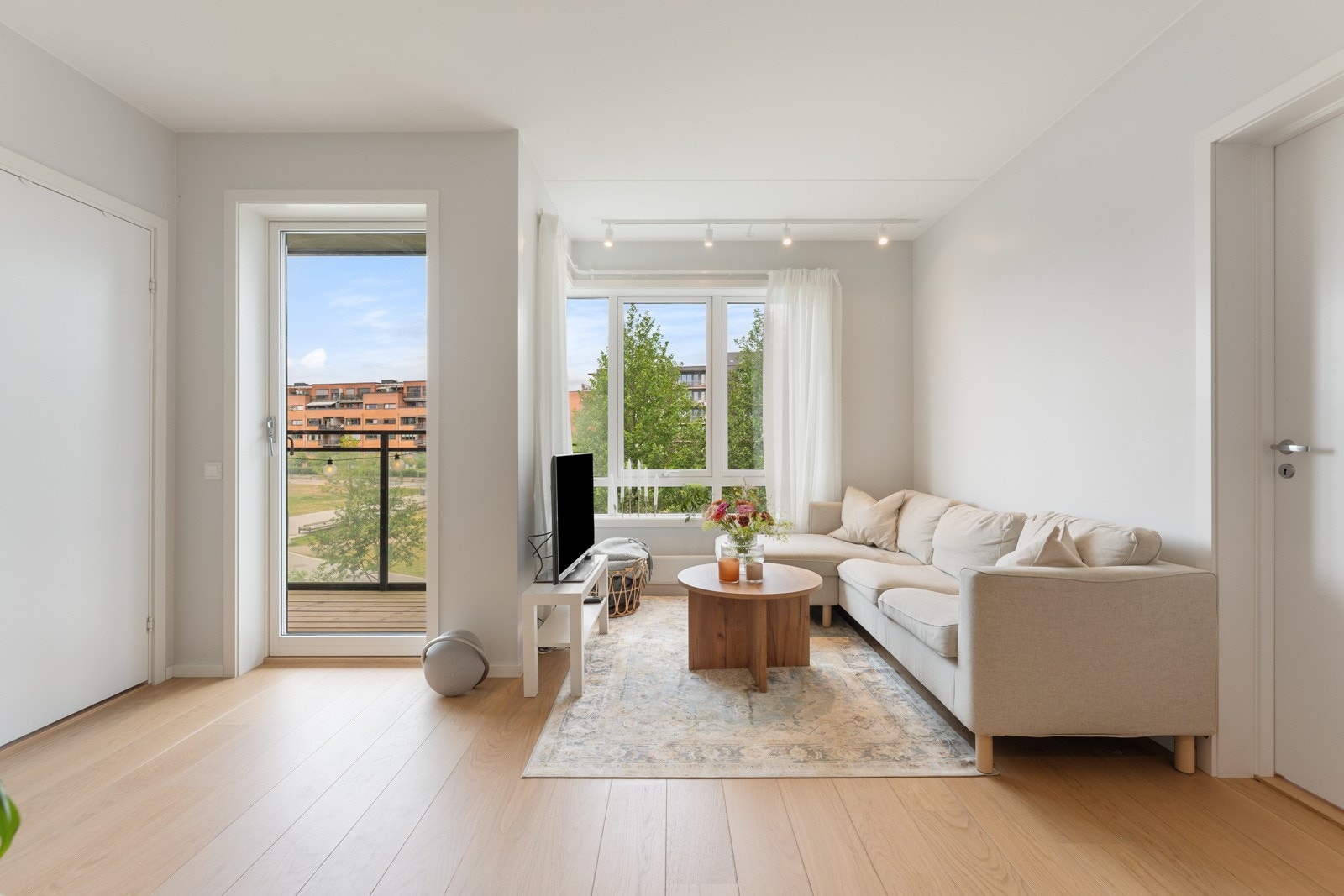 En lys og lekker 3-roms med garasjeplass, romslig balkong og flott beliggenhet vendt mot grøntområde. Galleribilde