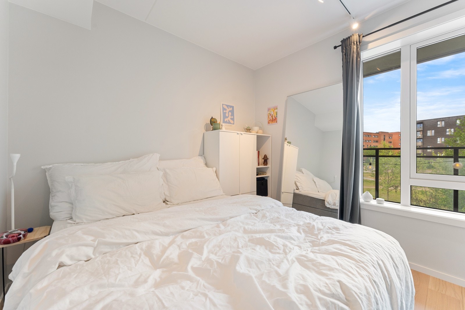 Begge soverommene er romslige med plass til dobbeltseng og garderobe. Galleribilde