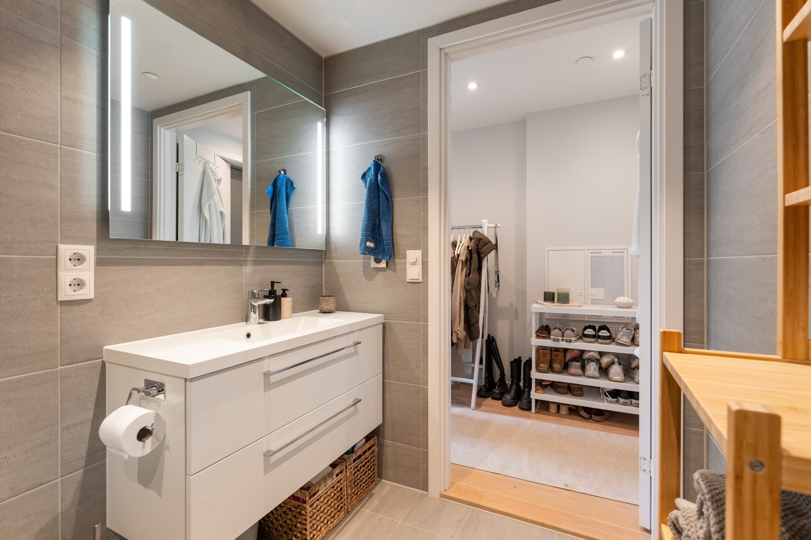 Badet har opplegg for vaskemaskin og det er vannbåren varme i gulv. Avtrekk på bad via balansert ventilasjonsanlegg. Galleribilde