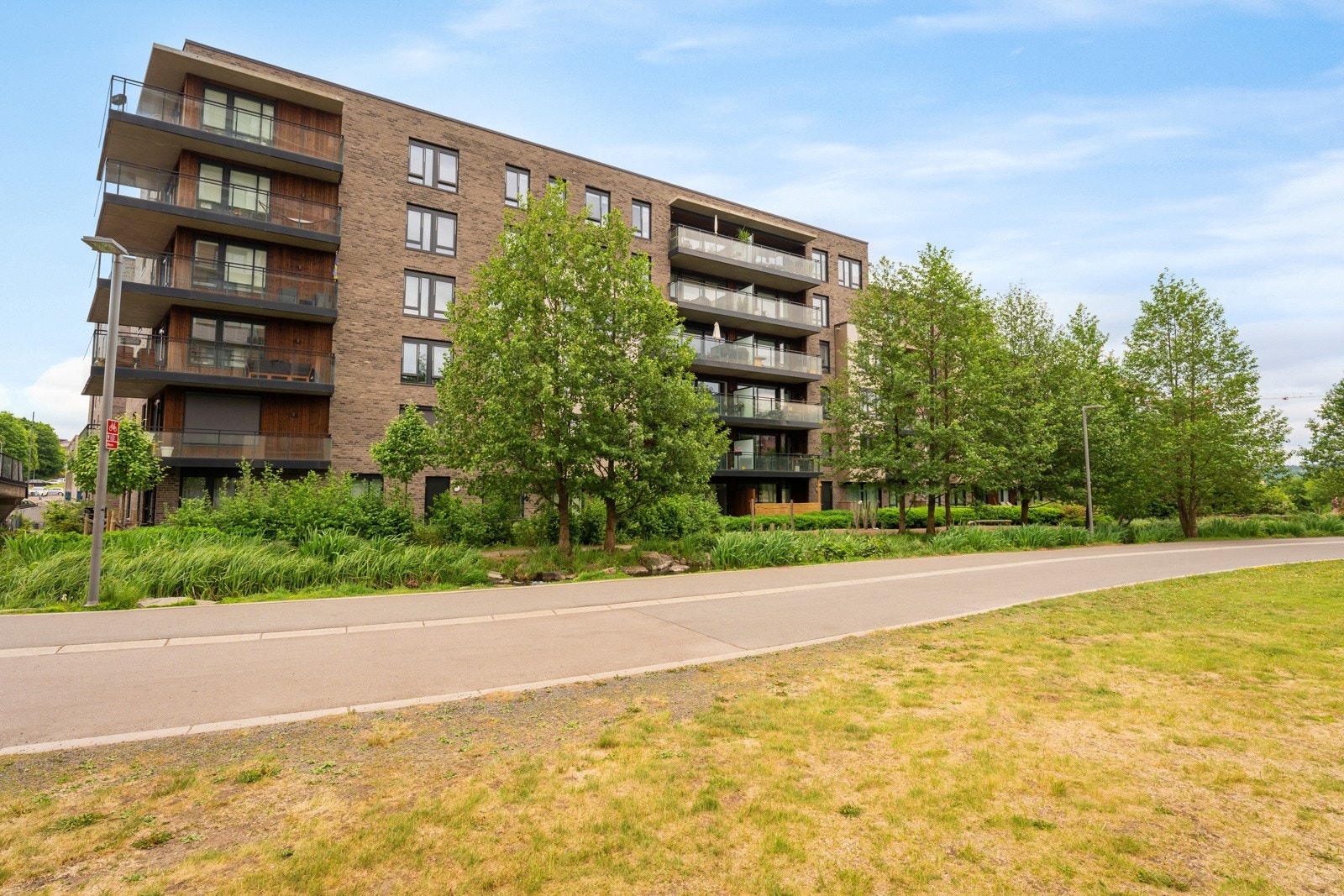 Leiligheten ligger på Ensjø, som er i ferd med å forvandles fra et område med mye næringsvirksomhet til et vakkert bymessig strøk med boliger, grønne lunger og ulike aktivitetsplasser. Galleribilde
