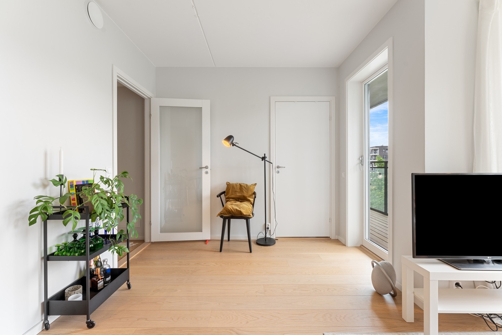 I stuen har du god plass til spisebord og sofagruppe. Galleribilde