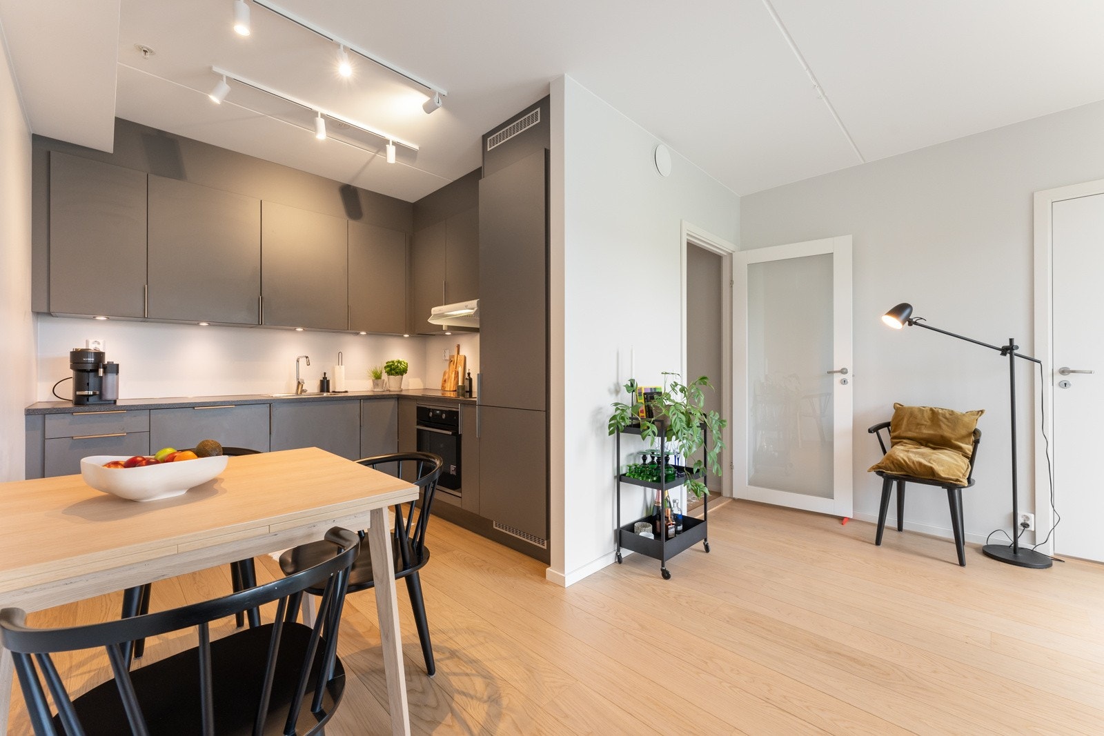 Spisebordet får sin naturlige plassering mellom kjøkkenet og stuen. Galleribilde