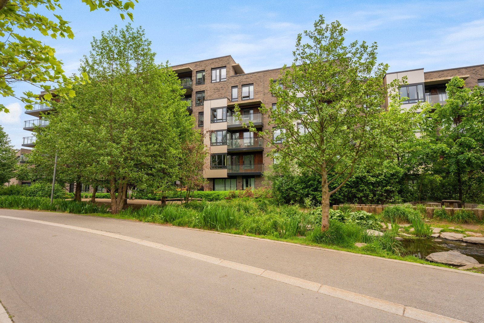 Foran bygget har man et frodig, grønt parkområde. Rett utenfor døren kryr det av servicetilbud, fra byens mest trendy kafeer og restauranter, til ferske fristelser fra fargerike frukt- og grønnsaksbutikker Galleribilde