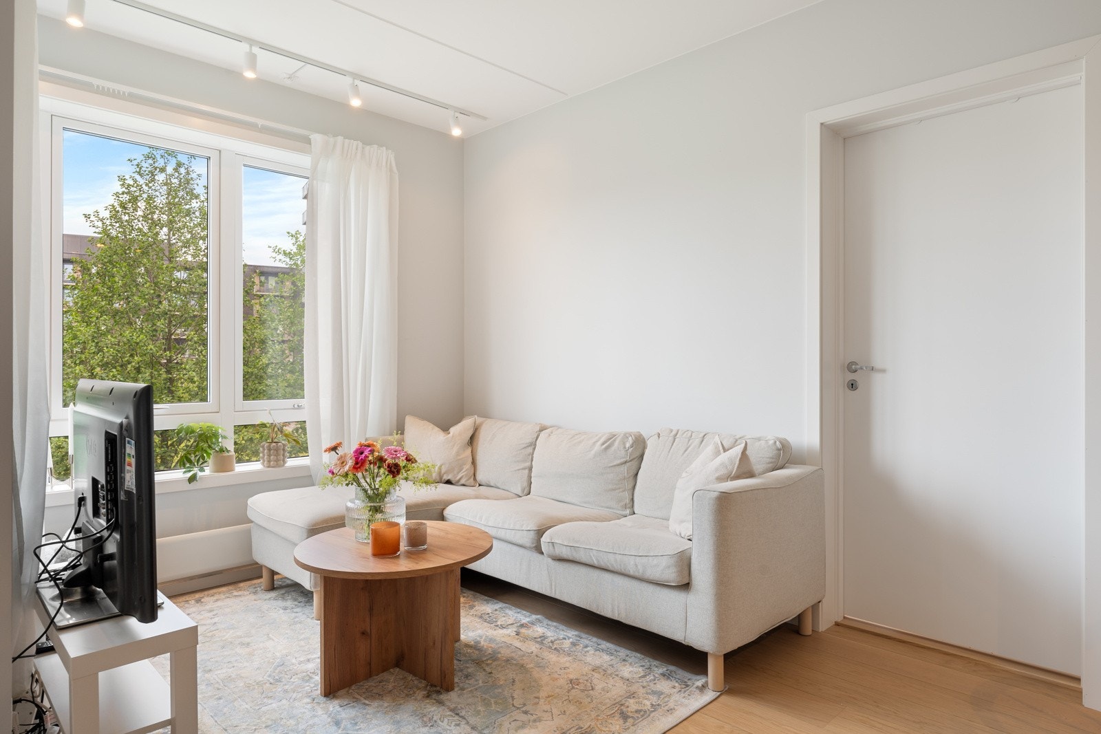 Vegger er slette og malt i lyse delikate fargetoner, og store vinduer, samt god takhøyde som gir en luftig følelse. Galleribilde