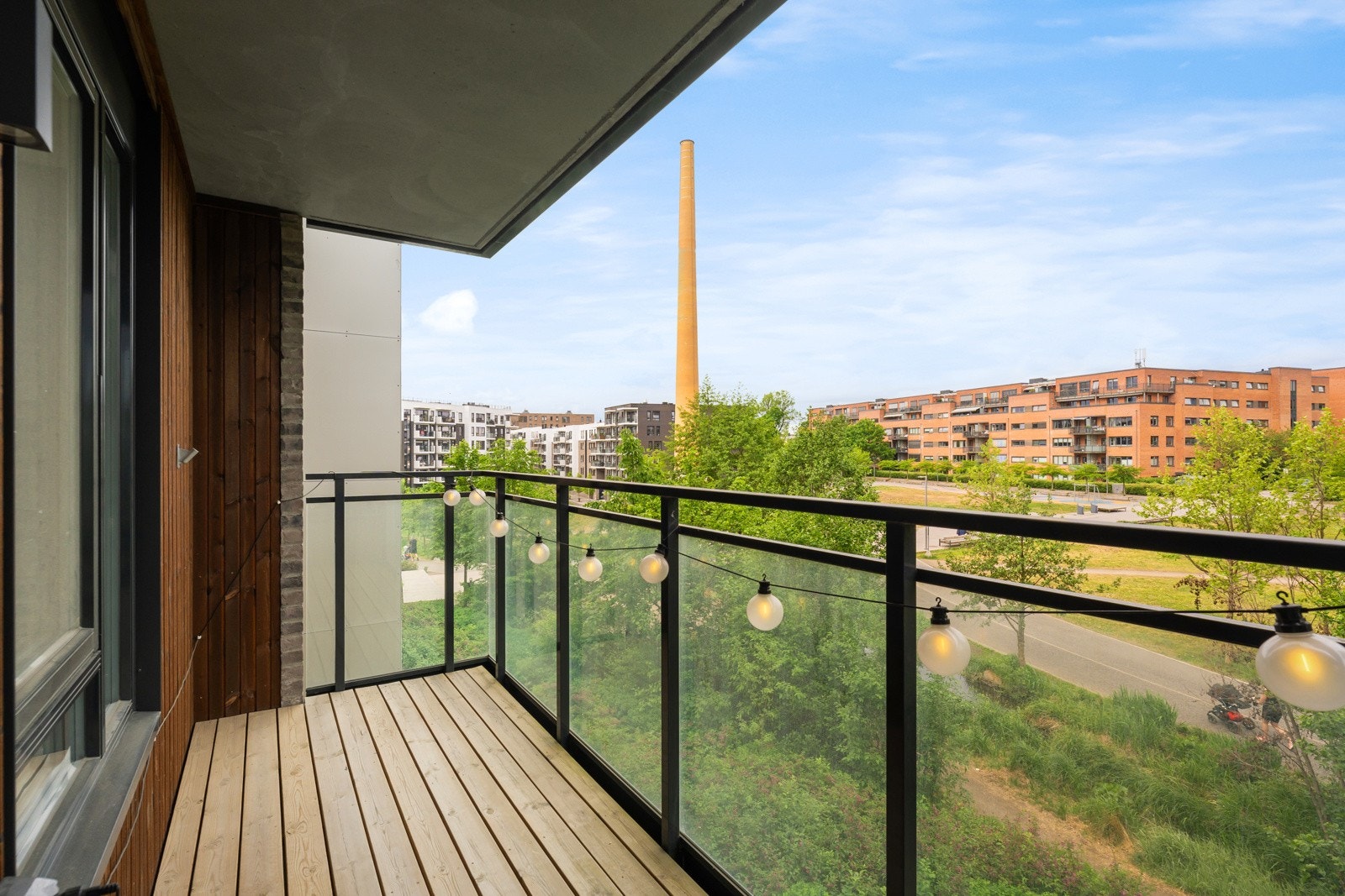 Boligen har en herlig, nordvestvendt balkong med flott utsyn. Galleribilde