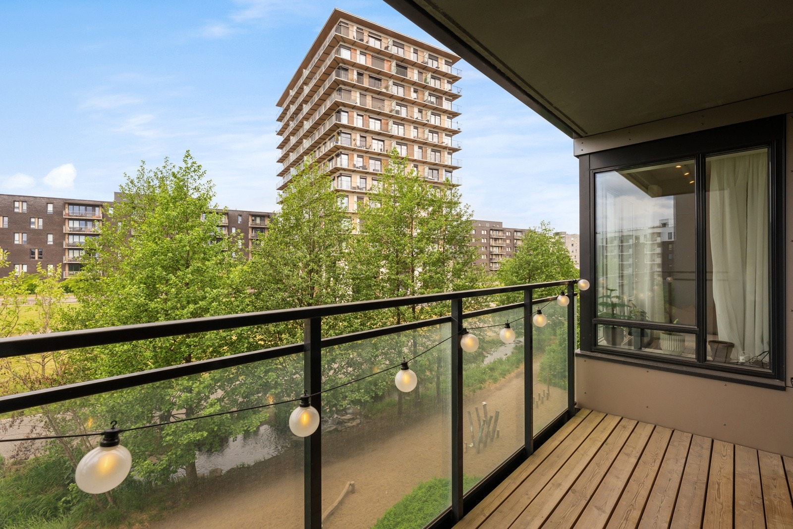 Balkongen har flott utsyn mot parkområdet og det er god plass til grill og sittegruppe. Galleribilde