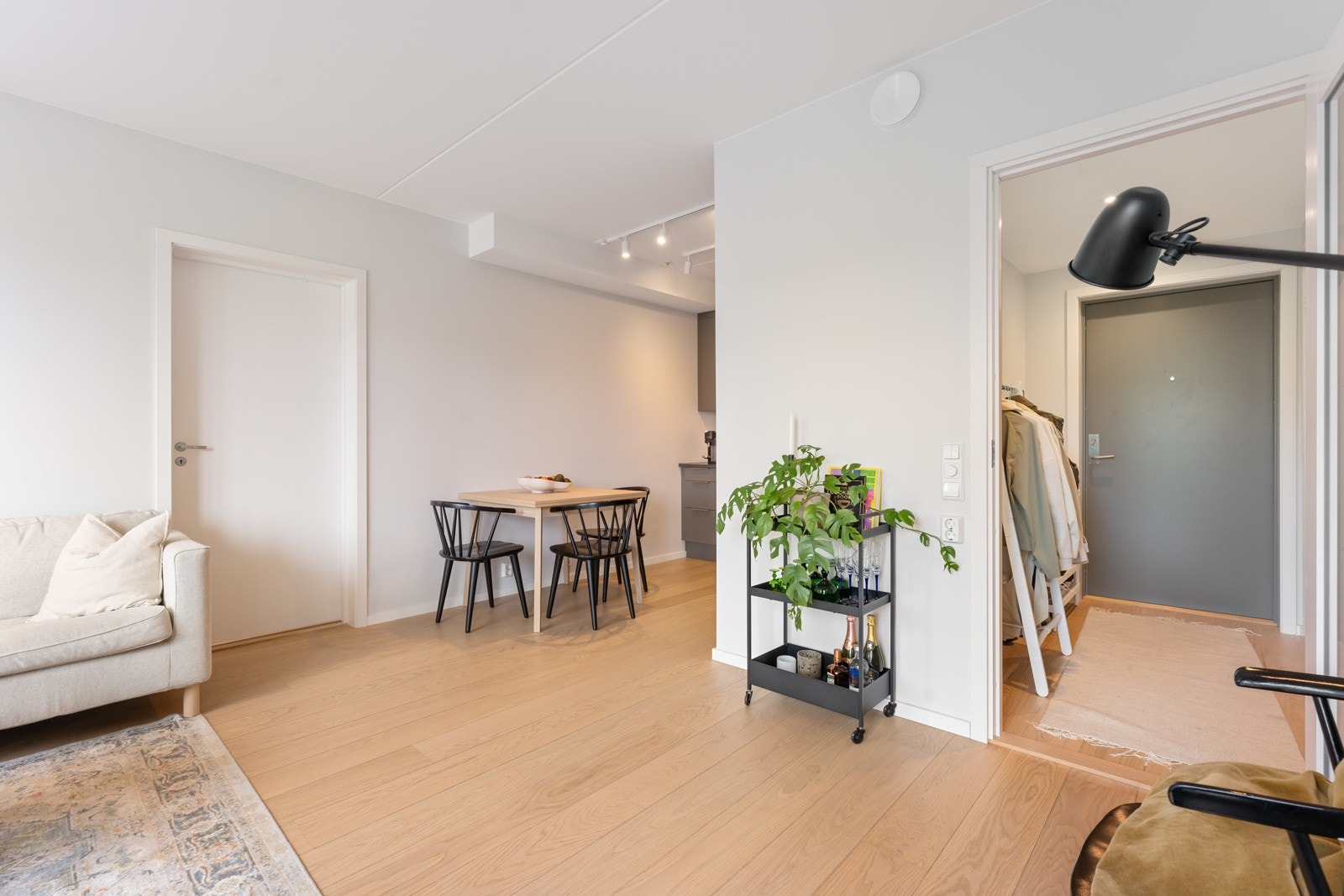 I en delvis, åpen løsning mot stuen finner du et stilrent, delikat kjøkken fra 2021. Galleribilde