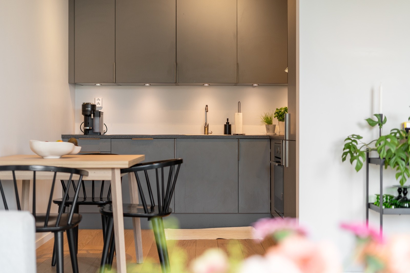 Kjøkkenet har integrerte hvitevarer som ovn med platetopp, kjøl/frys, oppvaskmaskin og ventilator. Galleribilde