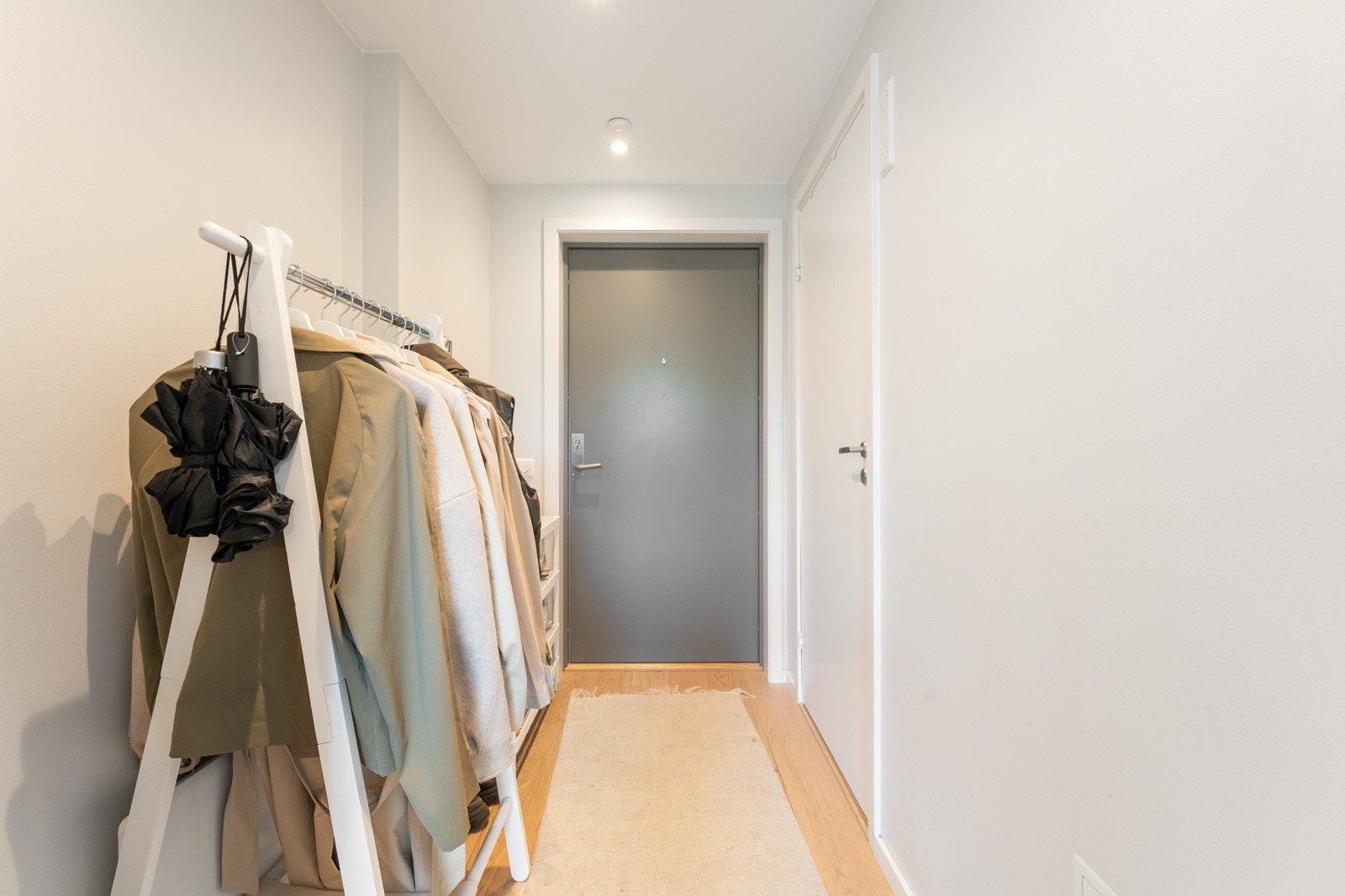 I entréen har du plass til å henge fra deg yttertøyet. Det medfølger også to eksterne boder. Galleribilde