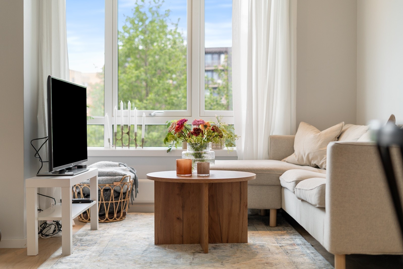 Store vindusflater gir gode lysforhold. Galleribilde