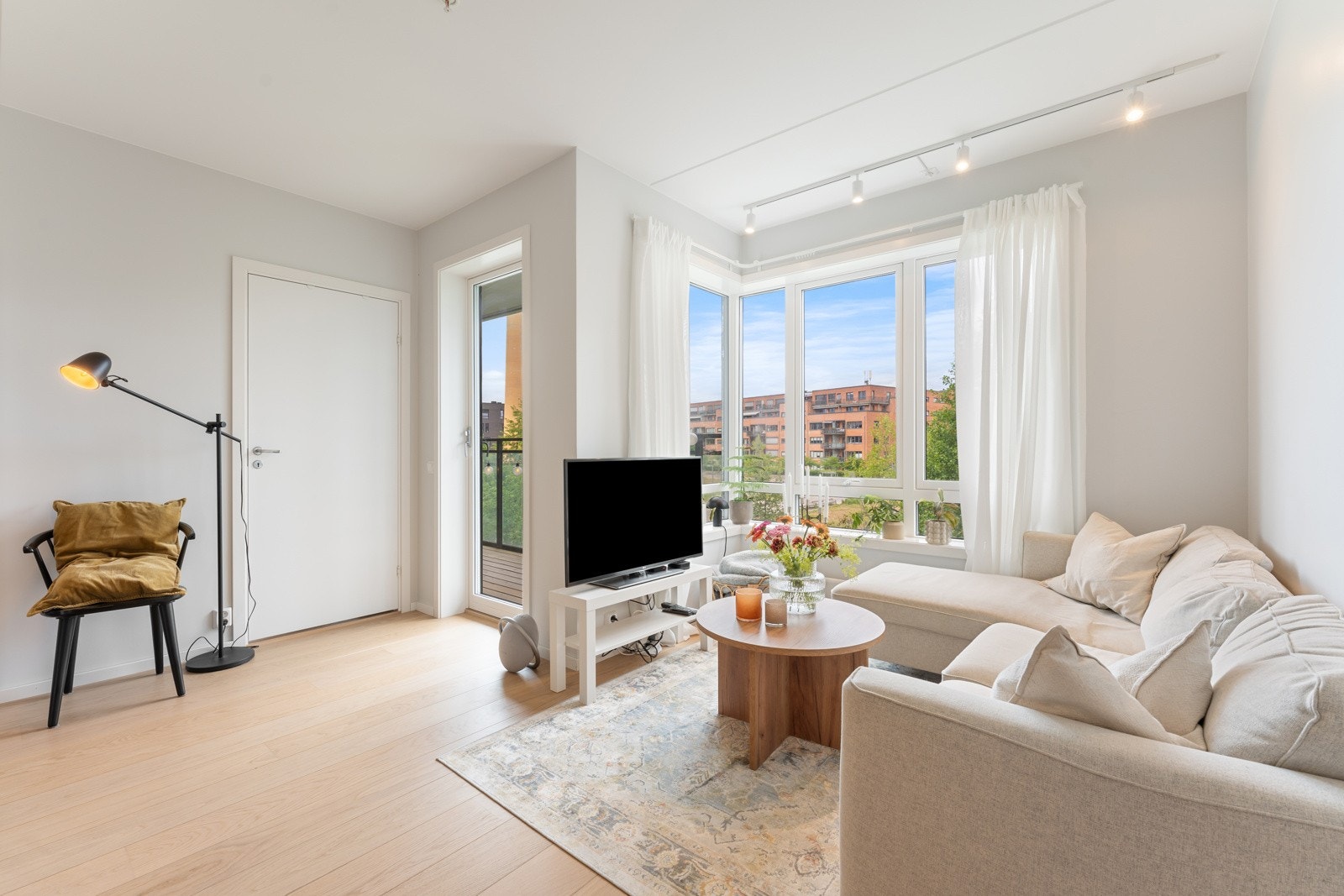 Stuen er et innbyende og lyst rom med parkett på gulv. Galleribilde