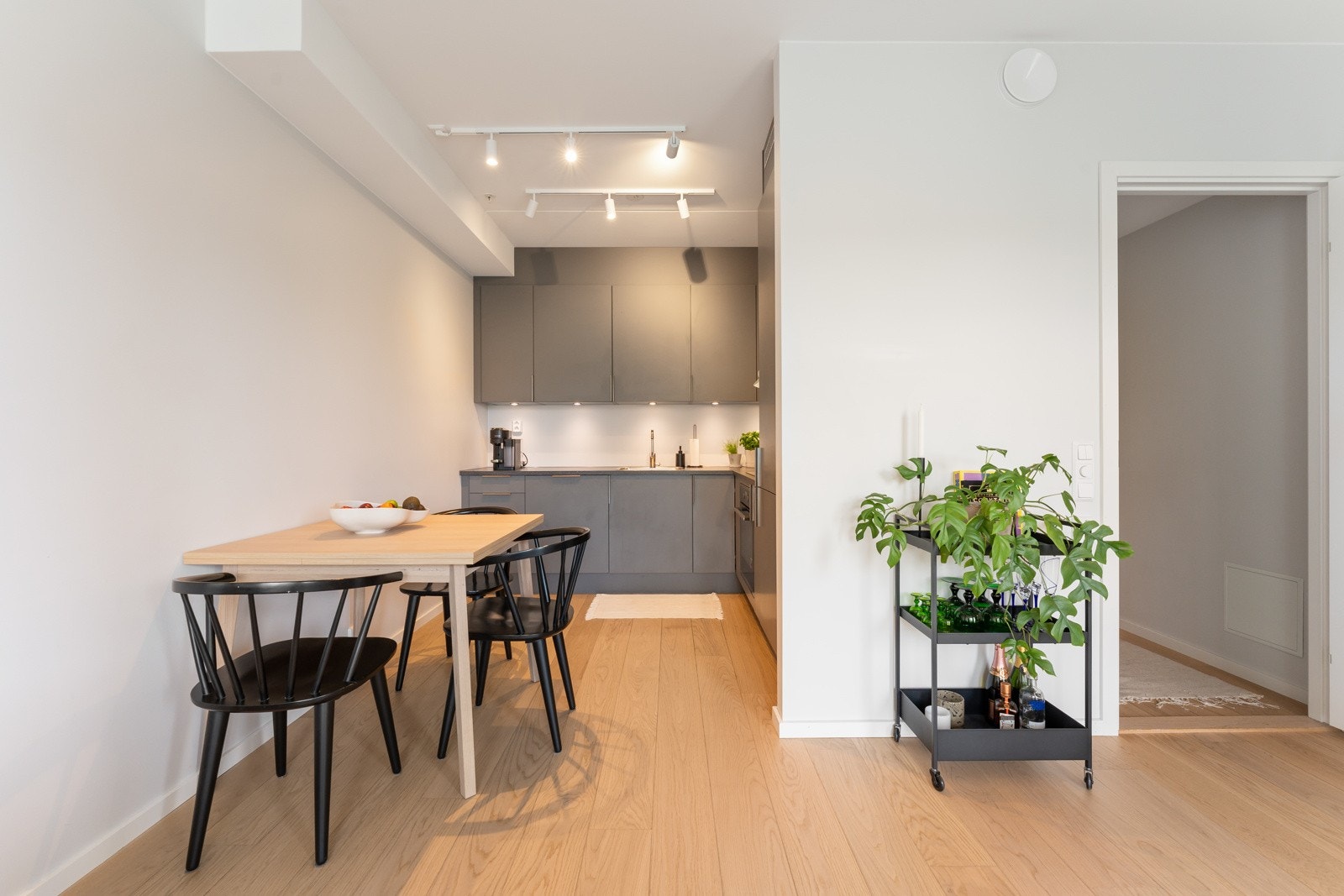 Innredningen er tidløs med slette, grå fronter og benkeplate i laminat. Galleribilde