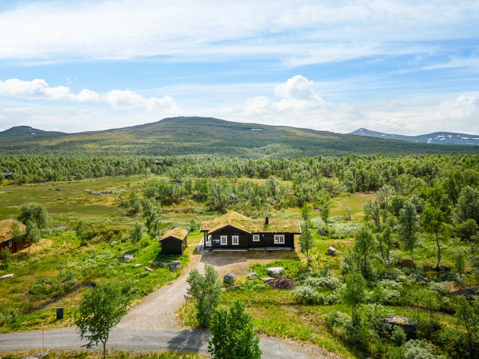 Hytta ligger i grenselandet, ca. 840 m.o.h og med kort avstand til både Røros og Sverige. Galleribilde