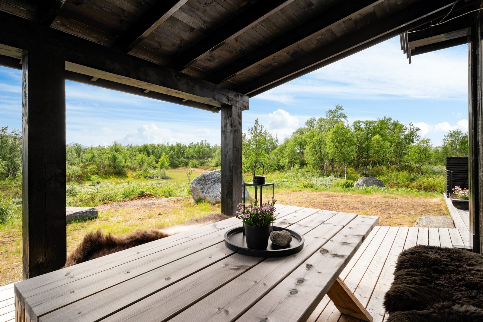 Deler av terrassen har takoverbygg med god plass til sittegruppe. Galleribilde