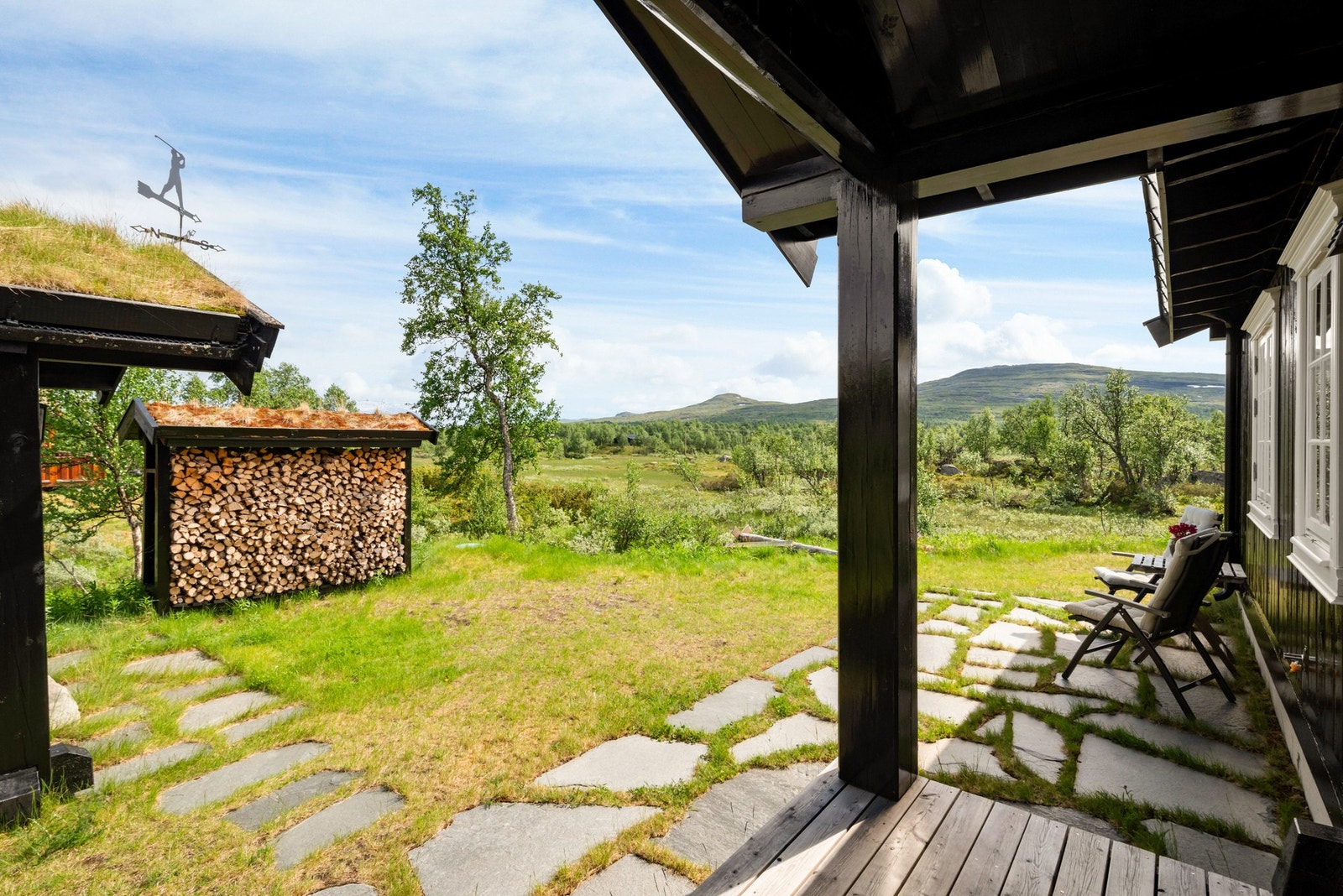 Inngangspartiet har takoverbygg og er opparbeidet med platting. Galleribilde