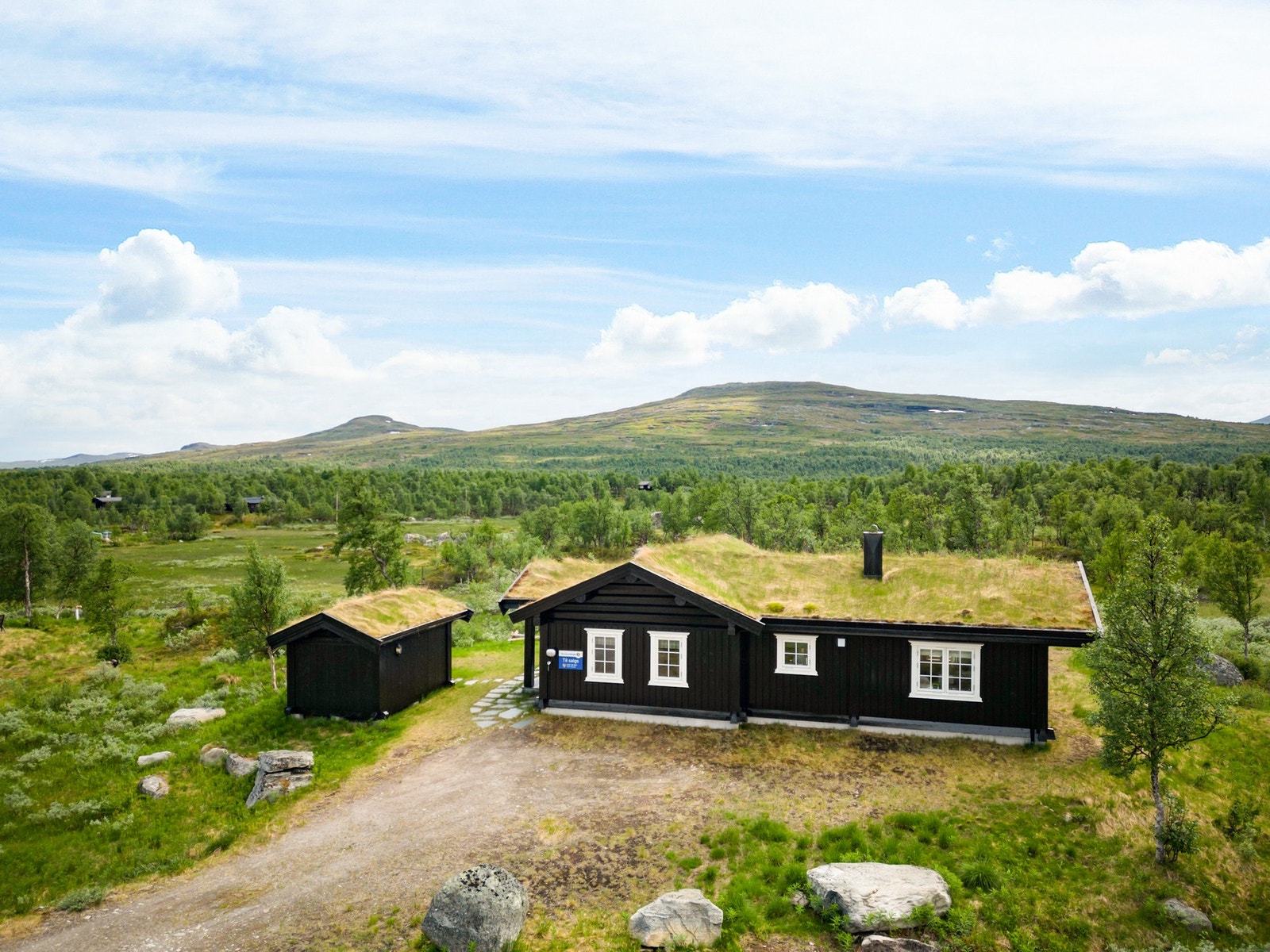 Eiendommen har parkering utenfor hytta. Det er privat vei med vinterbrøyting. Galleribilde