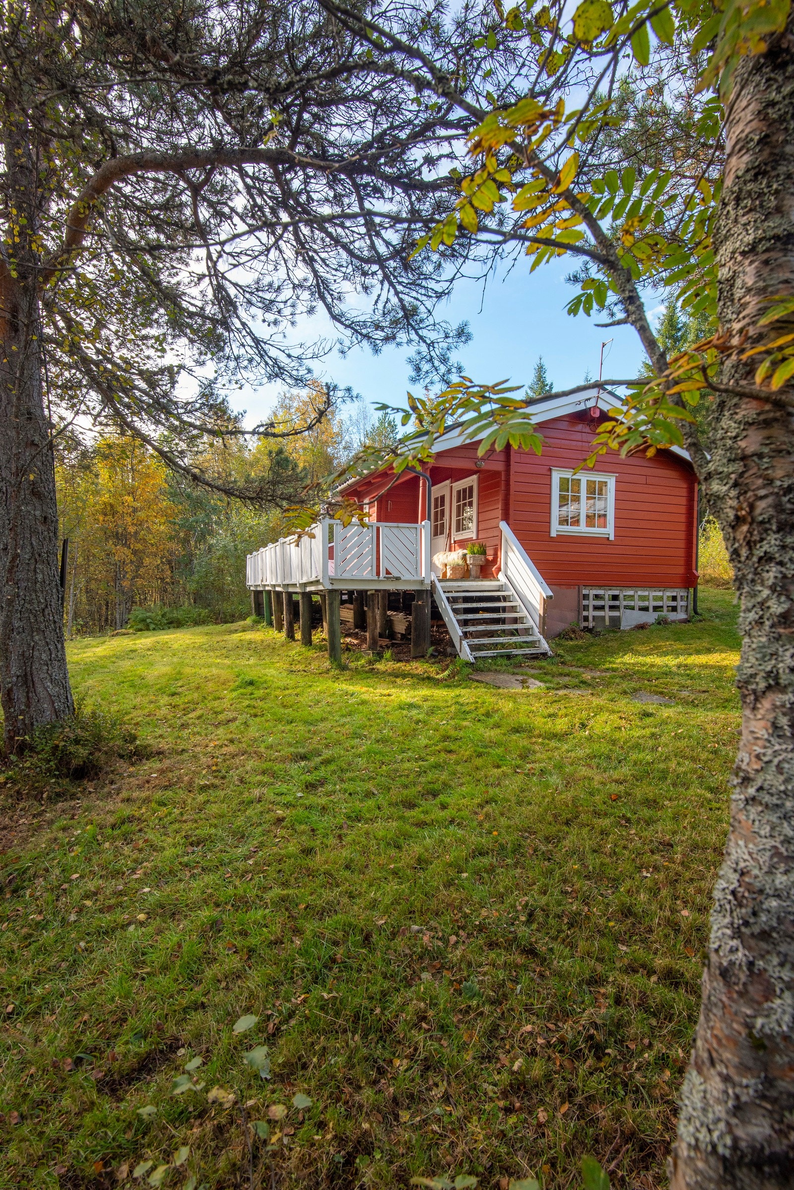 Hytta ligger fint til i landlige omgivelser. Galleribilde