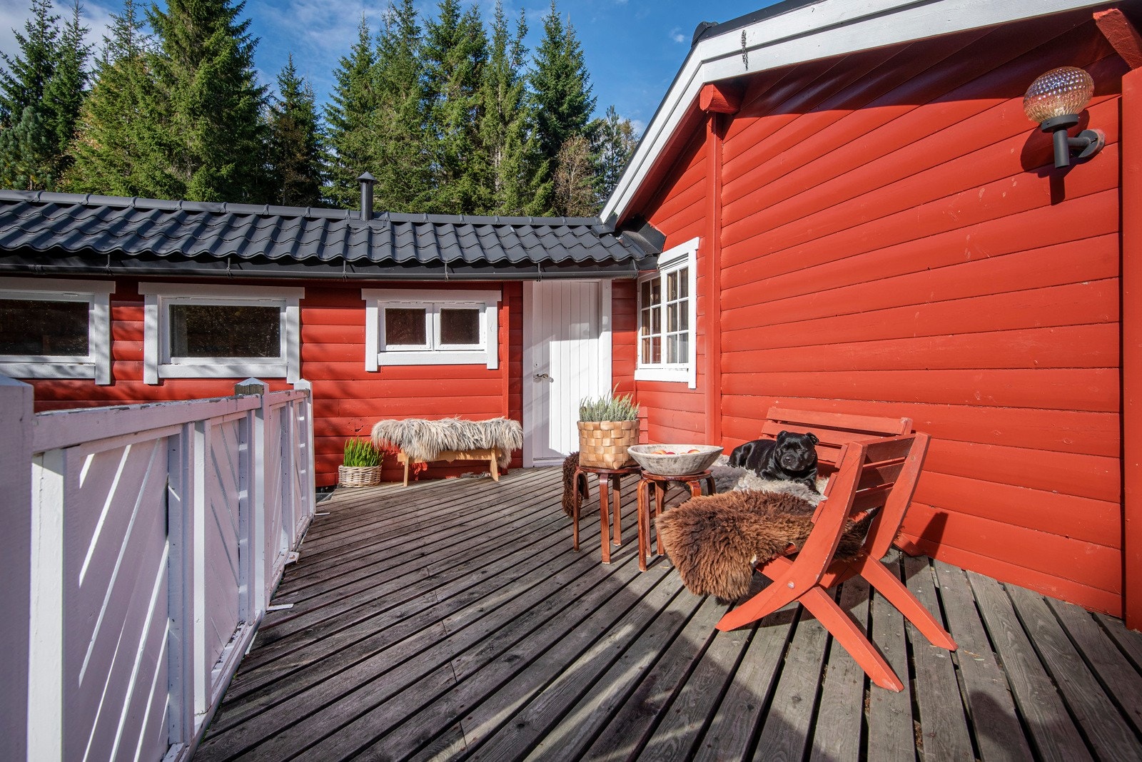 Det er fine uteplasser med stor veranda og som går i vinkel rundt hytta. Her har man god plass til møblering. Galleribilde