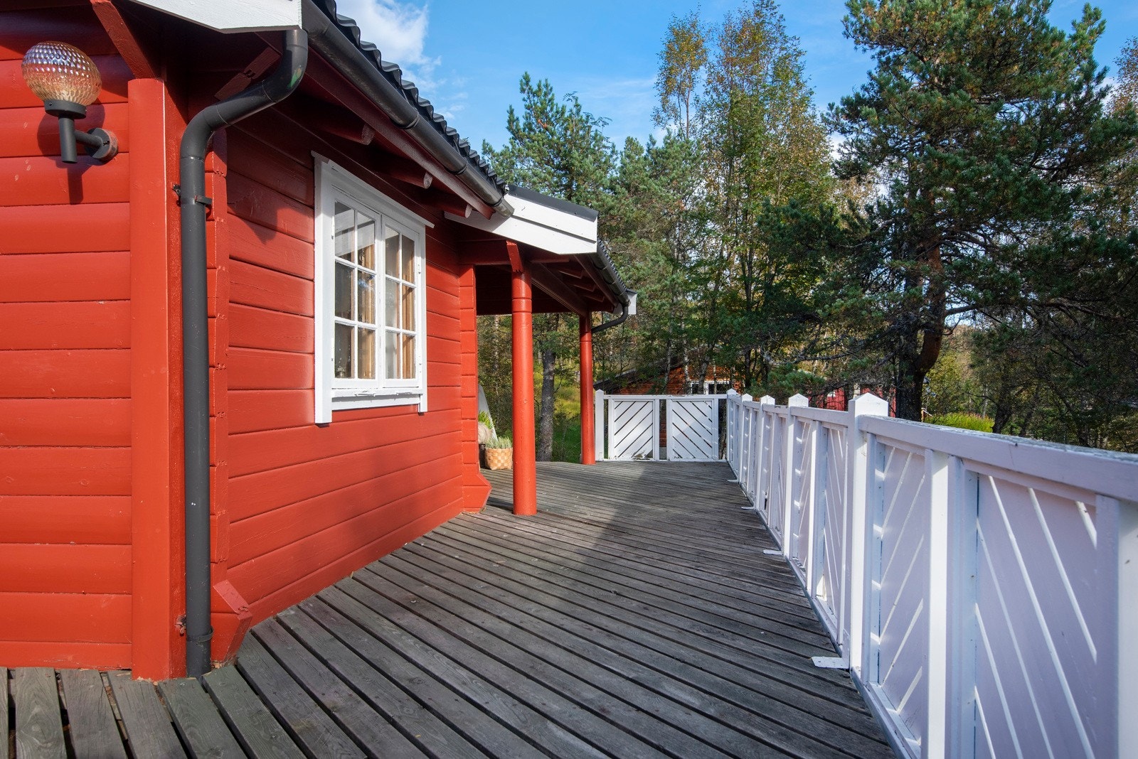 Hytta ligger landlig og fint til. Galleribilde