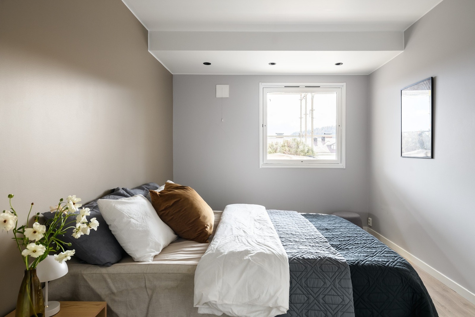 God plass til dobbeltseng og nattbord. Galleribilde