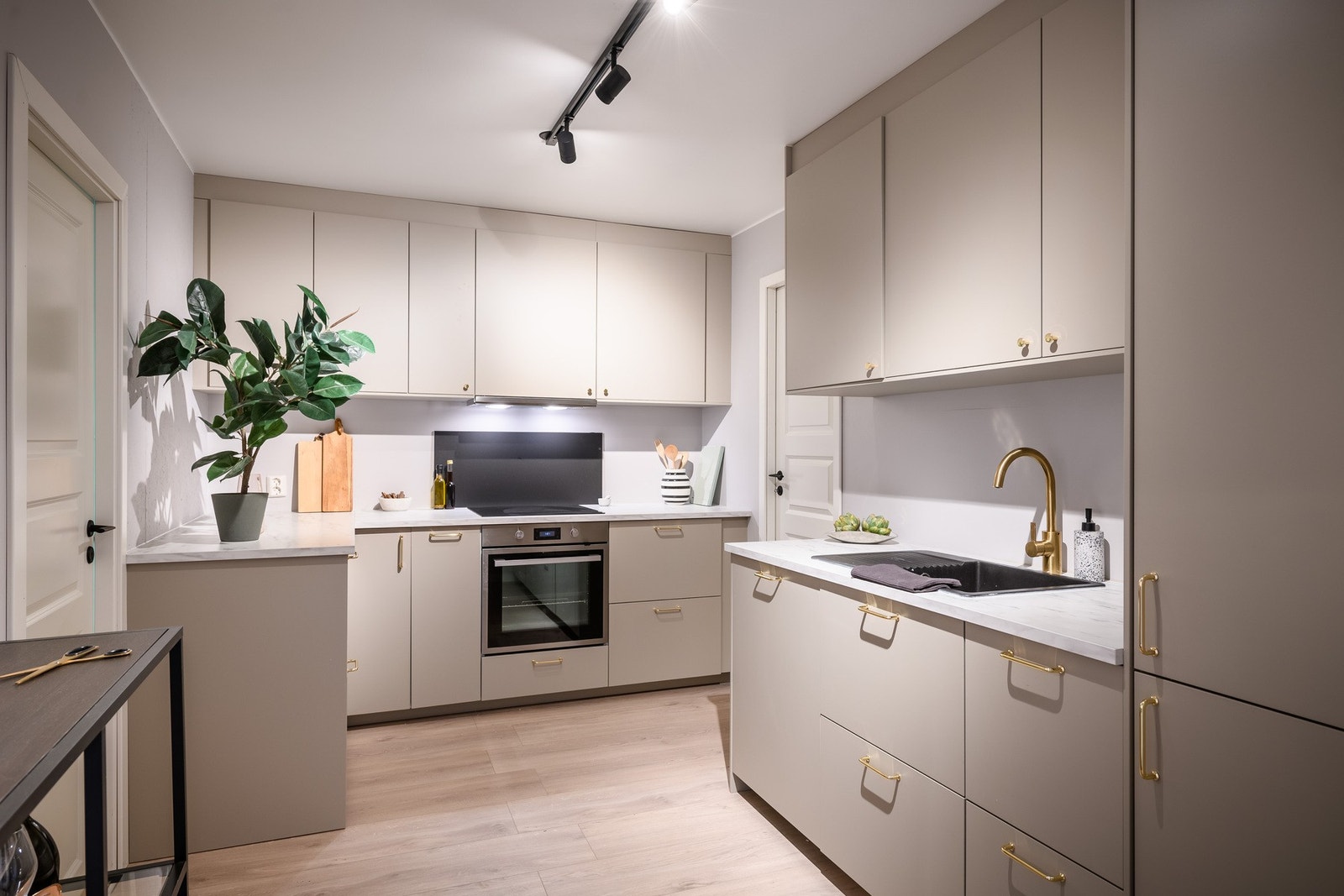 Separat kjøkken med nyere innredning fra 2023/2024. Galleribilde