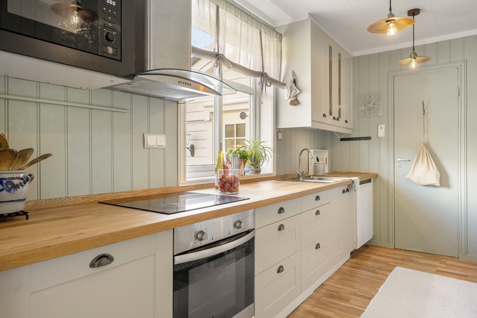 Her har du lekre, profilerte fronter og en slitesterk benkeplate i tre med nedfelt oppvaskkum. Galleribilde
