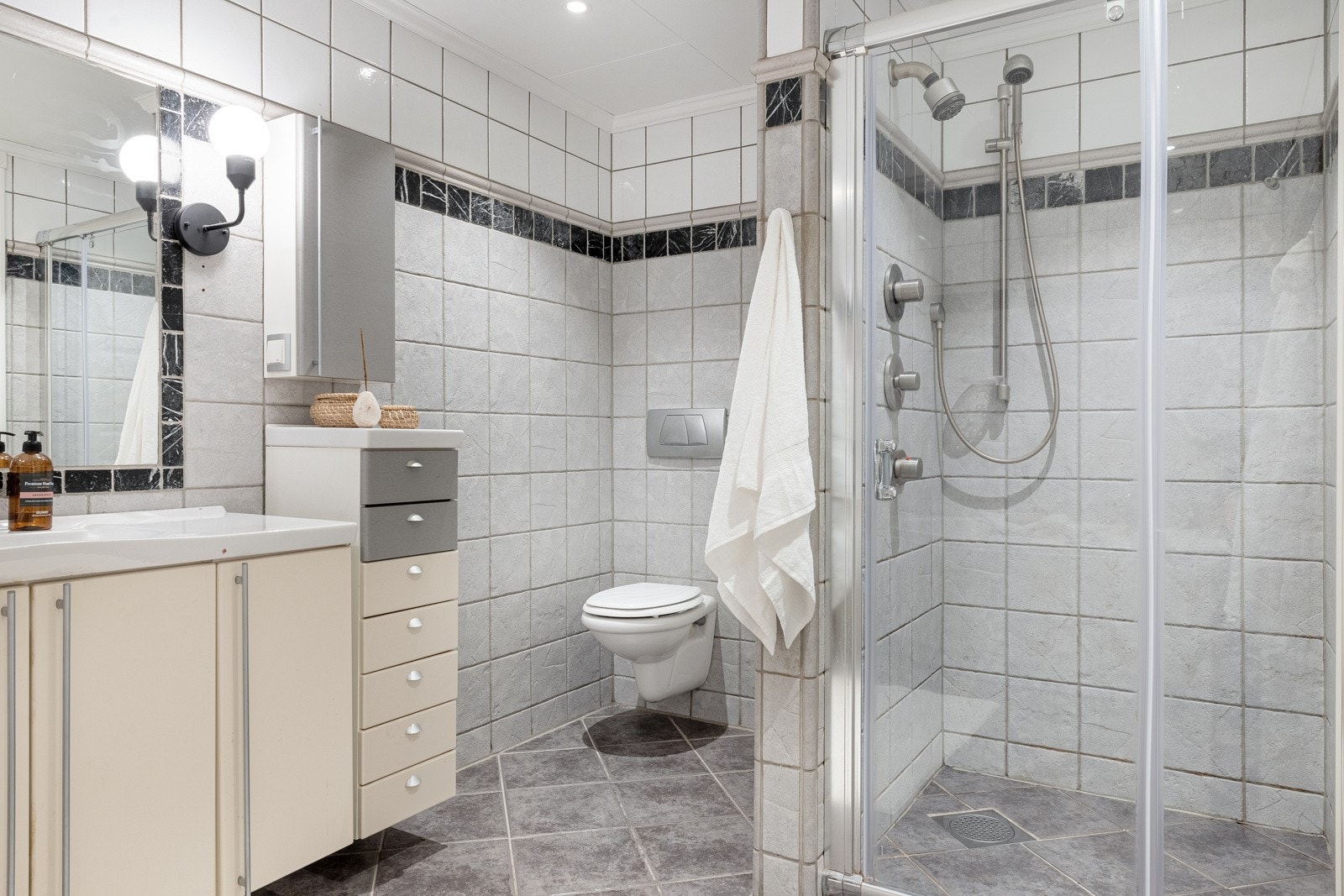 Badet har varmekabler i gulv som sikrer et varmt bad hele året. Galleribilde