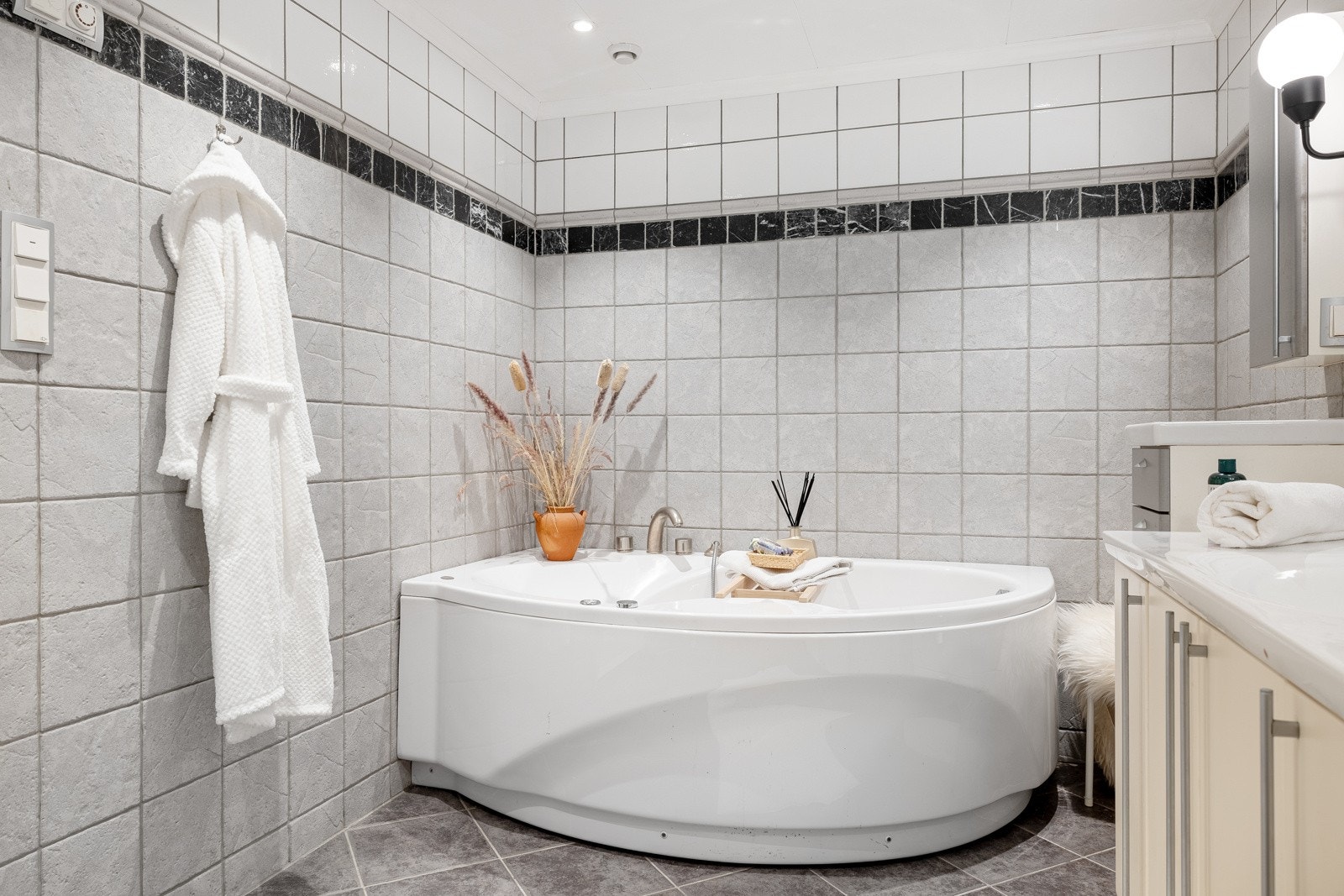 Badet er i dag innredet med dusjkabinett, toalett, baderomsinnredning og badekar. Galleribilde