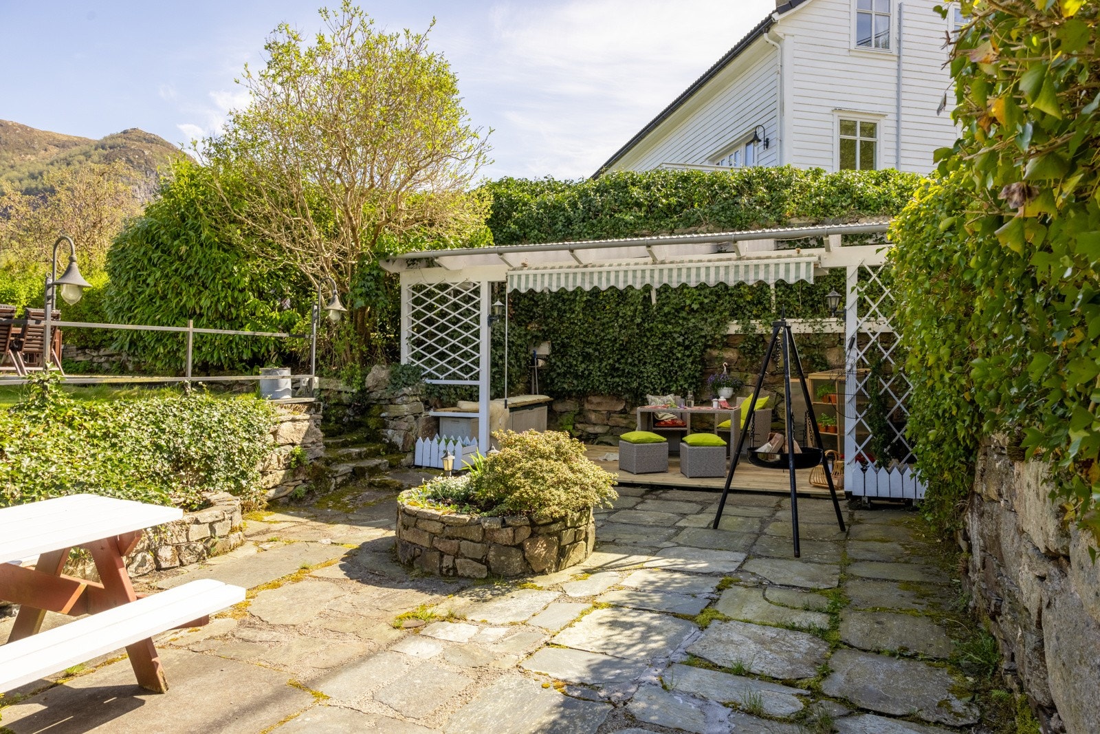 I den nedre delen av hagen finner du en fantastisk pergola som blir benyttet hyppig på solrike dager! Galleribilde