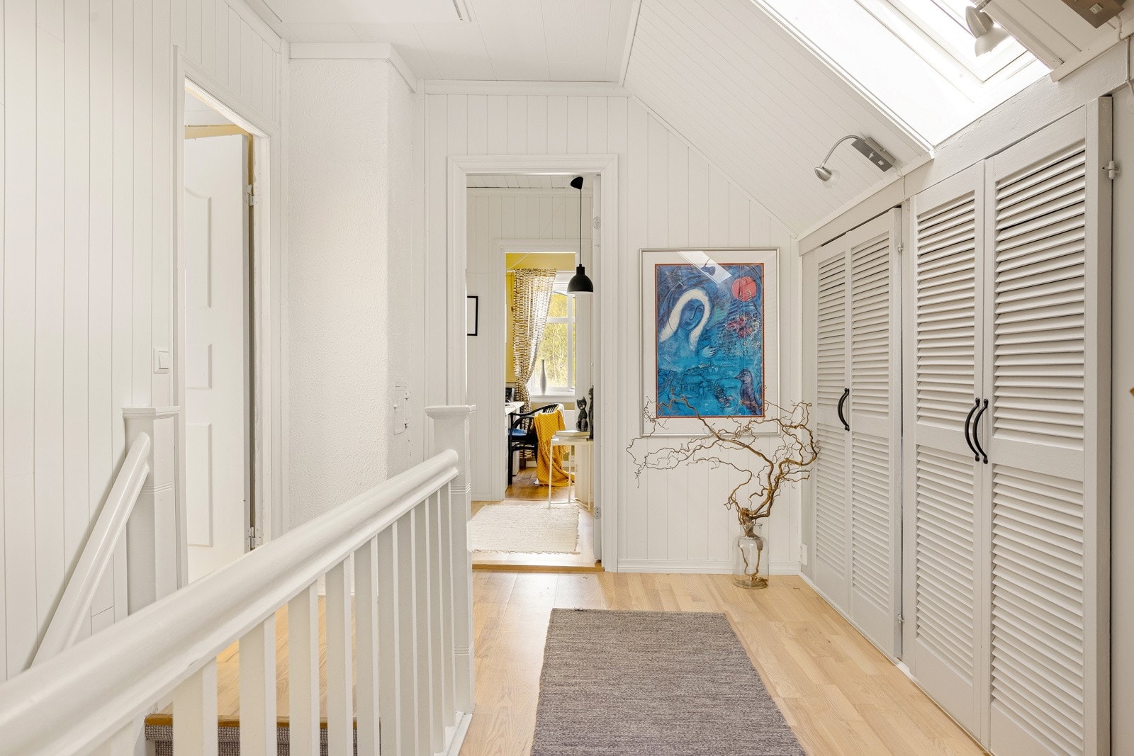 Vi beveger oss opp i andre etasje. Her finner vi 4 soverom, gang og en stue/kjøkkenløsning. Galleribilde