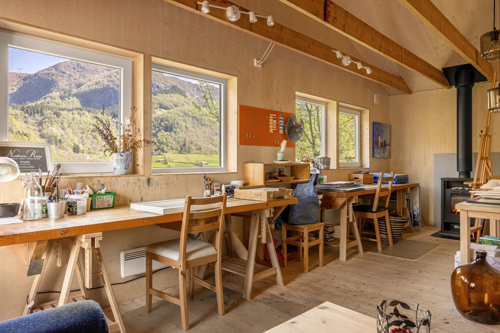 Her har eierne bygget et koselig atelier i garsjen, som de har brukt til maling og kunsterike aktiviteter. Galleribilde