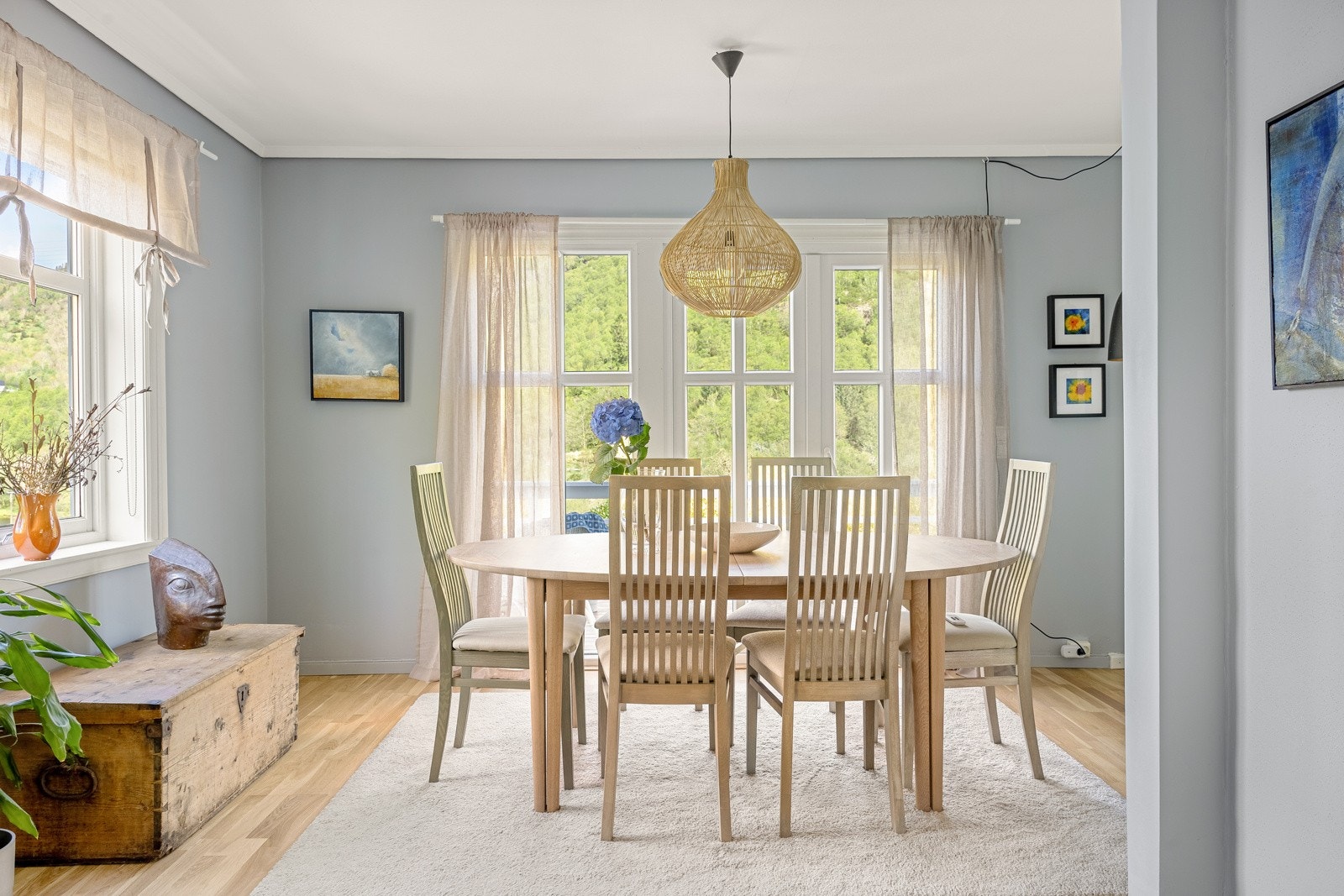 De store vinduene slipper inn rikelig med naturlig lys og gir en fin og luftig romfølelse. Galleribilde