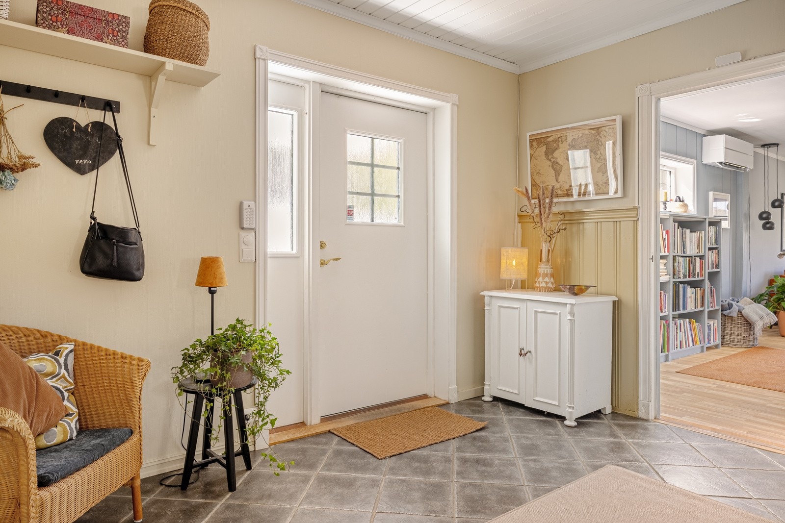 Det første som møter deg når du kommer inn i leiligheten er en trivelig entré og romslig gang hvor du kan henge fra deg yttertøyet før du går videre inn i boligen. Galleribilde