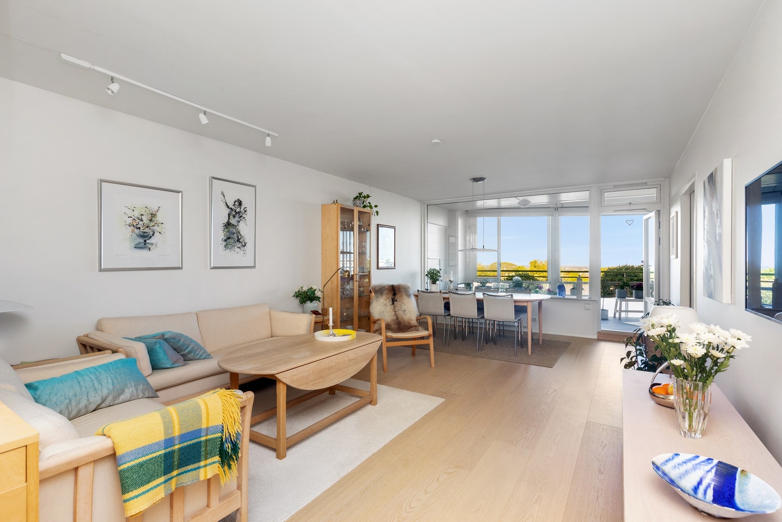 Leiligheten holder en gjennomgående god standard med slette vegger, parkett og laminat på gulv, tidløst kjøkken og bad som ble pusset opp i 2014. Galleribilde