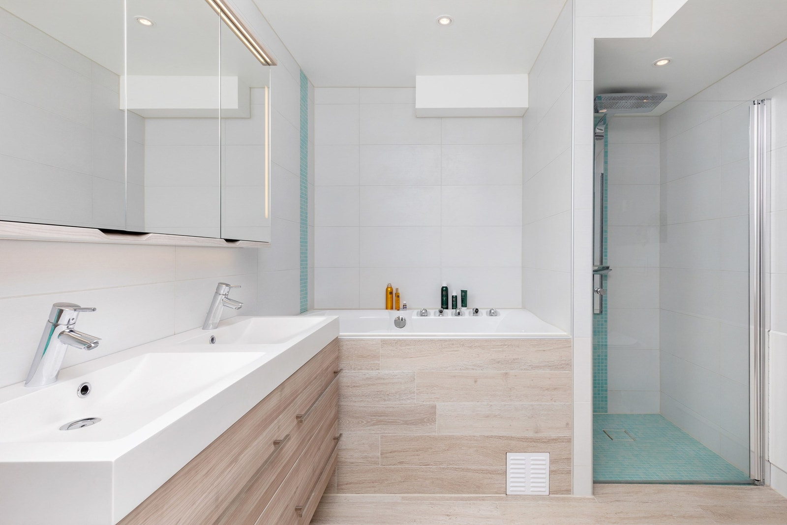 Badet ble renovert i 2014 med fliser på gulv og vegger, gulvvarme, innebygget badekar og dusjnisje med glassdør samt dobbelt servant med underskuffer og vegghengt toalett. Galleribilde