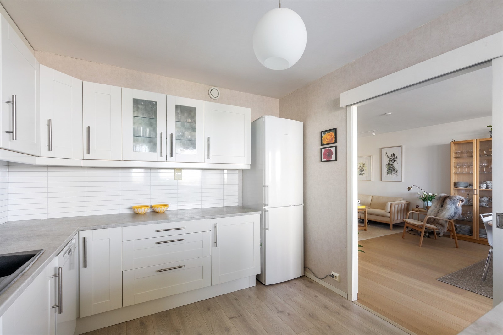 Kjøkken fra Ikea med hvite fronter. Galleribilde