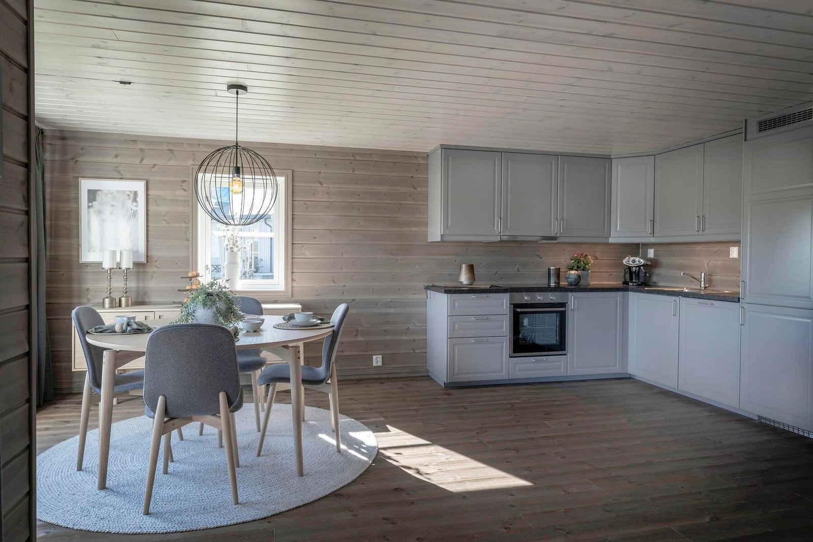 Kjøkkeninnredning fra Norema medfølger. Foto fra en tilsvarende hytte. Galleribilde