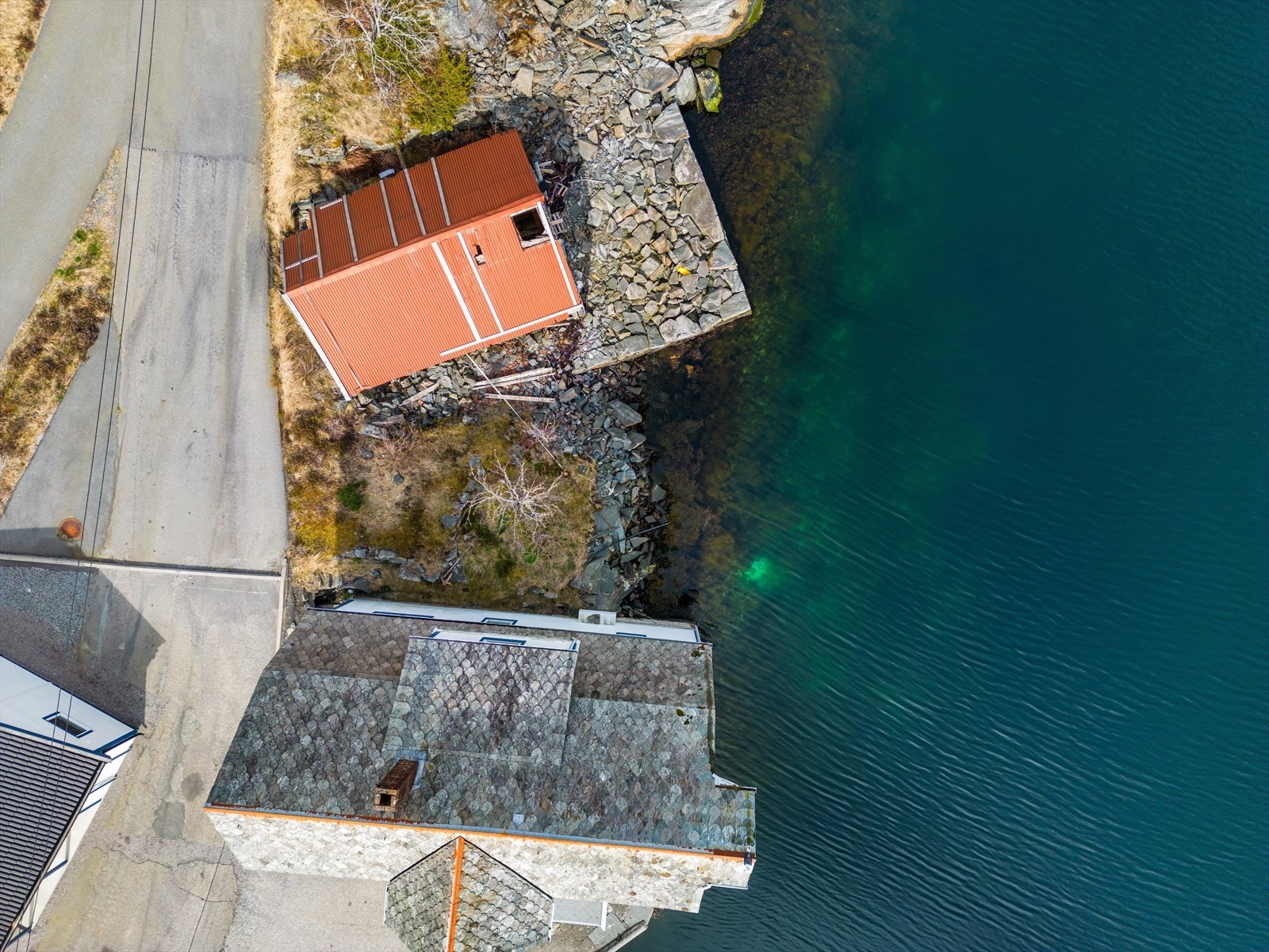 Sjøtomten er mellom byggene. Galleribilde