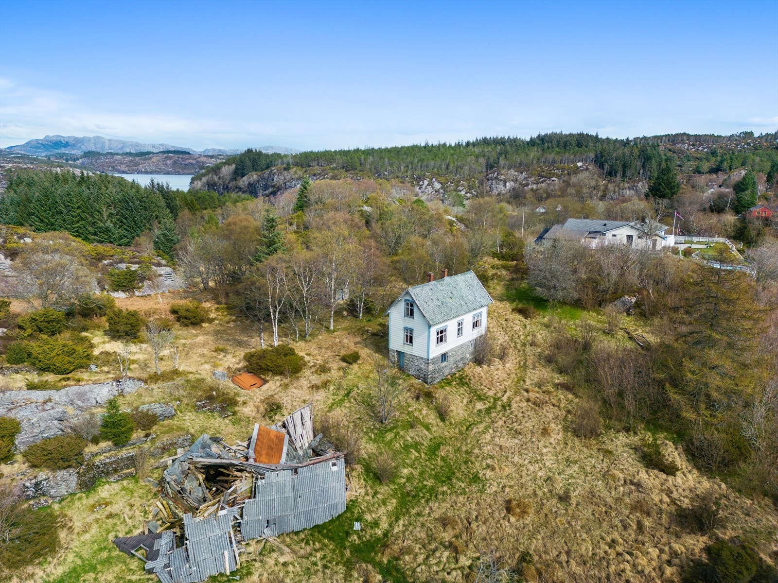 Eiendommens låve falt ned for noen år siden. Galleribilde