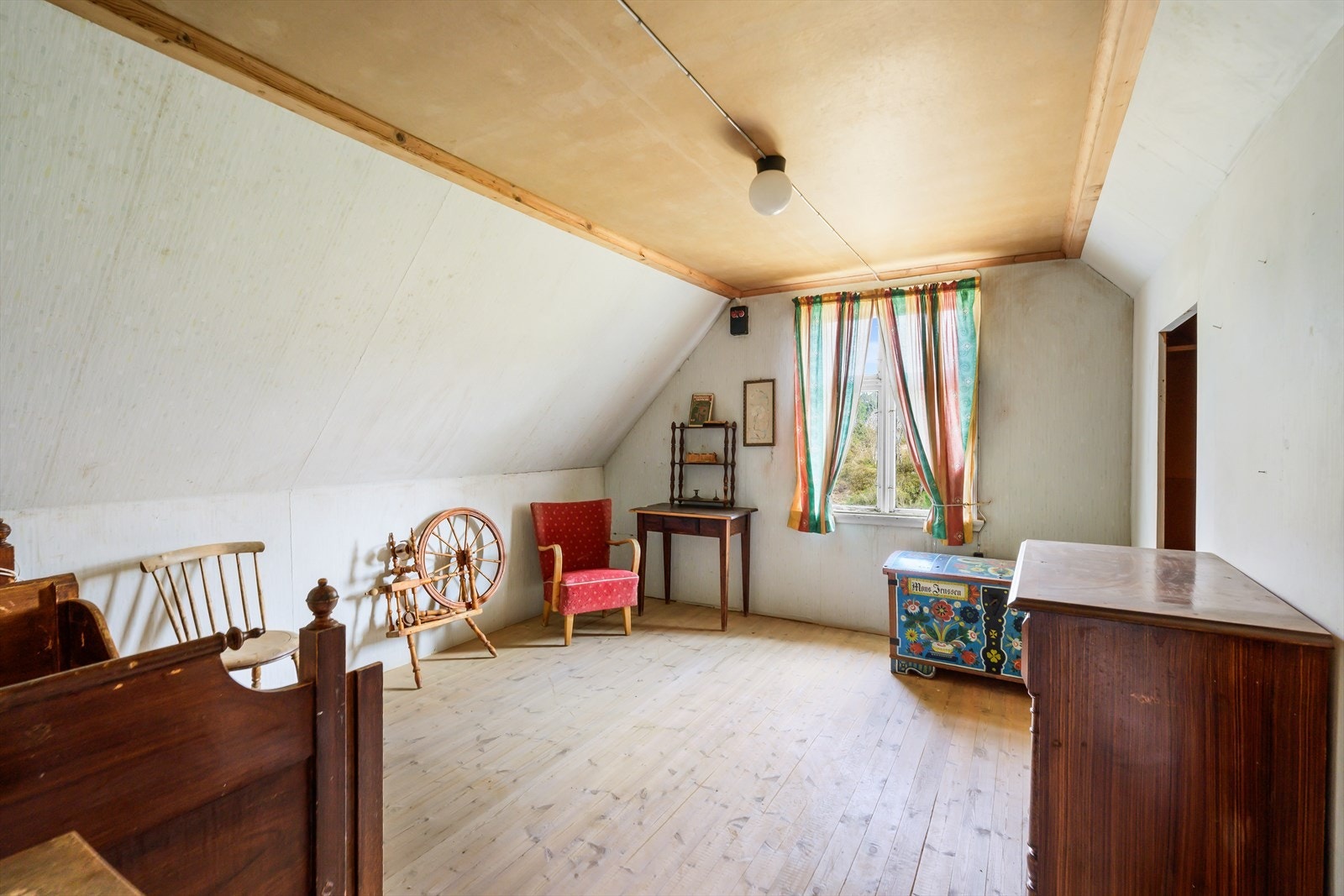 Det er to soverom på loftet. Dette rommet er i gavlen mot øst. Galleribilde