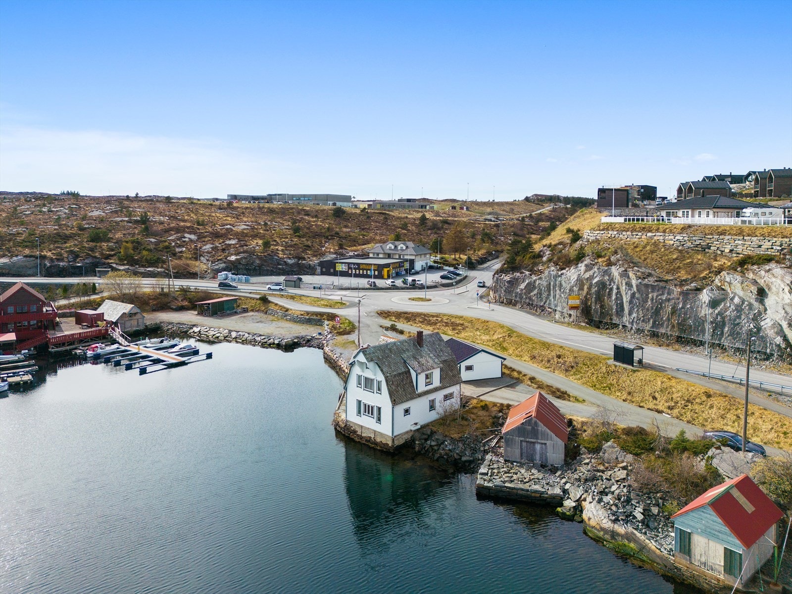 sjøtomten har en flott plassering mellom naustene i Spildepollen. Galleribilde