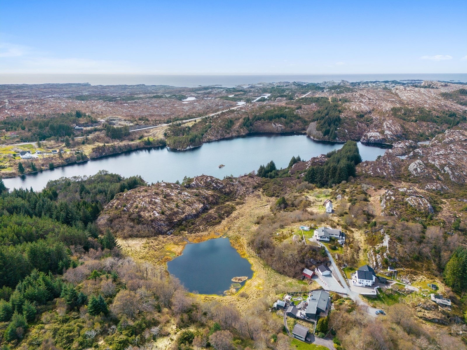 Eiendommen grenser både til Kørelen og Klokkarvannet. Galleribilde