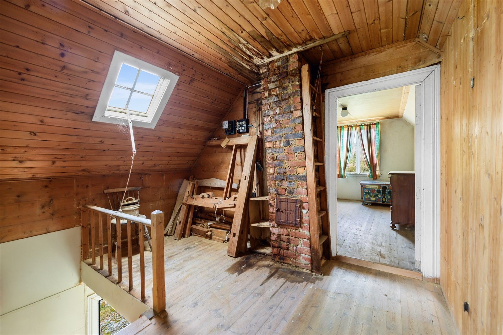 Loftsrom med takvindu. Trapp fra gangen i første etasje. Galleribilde