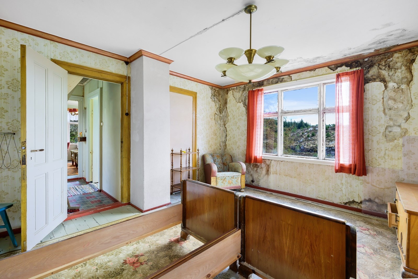 Stuen i nord på hovedplanet. Pipeløp også i dette rommet. Galleribilde