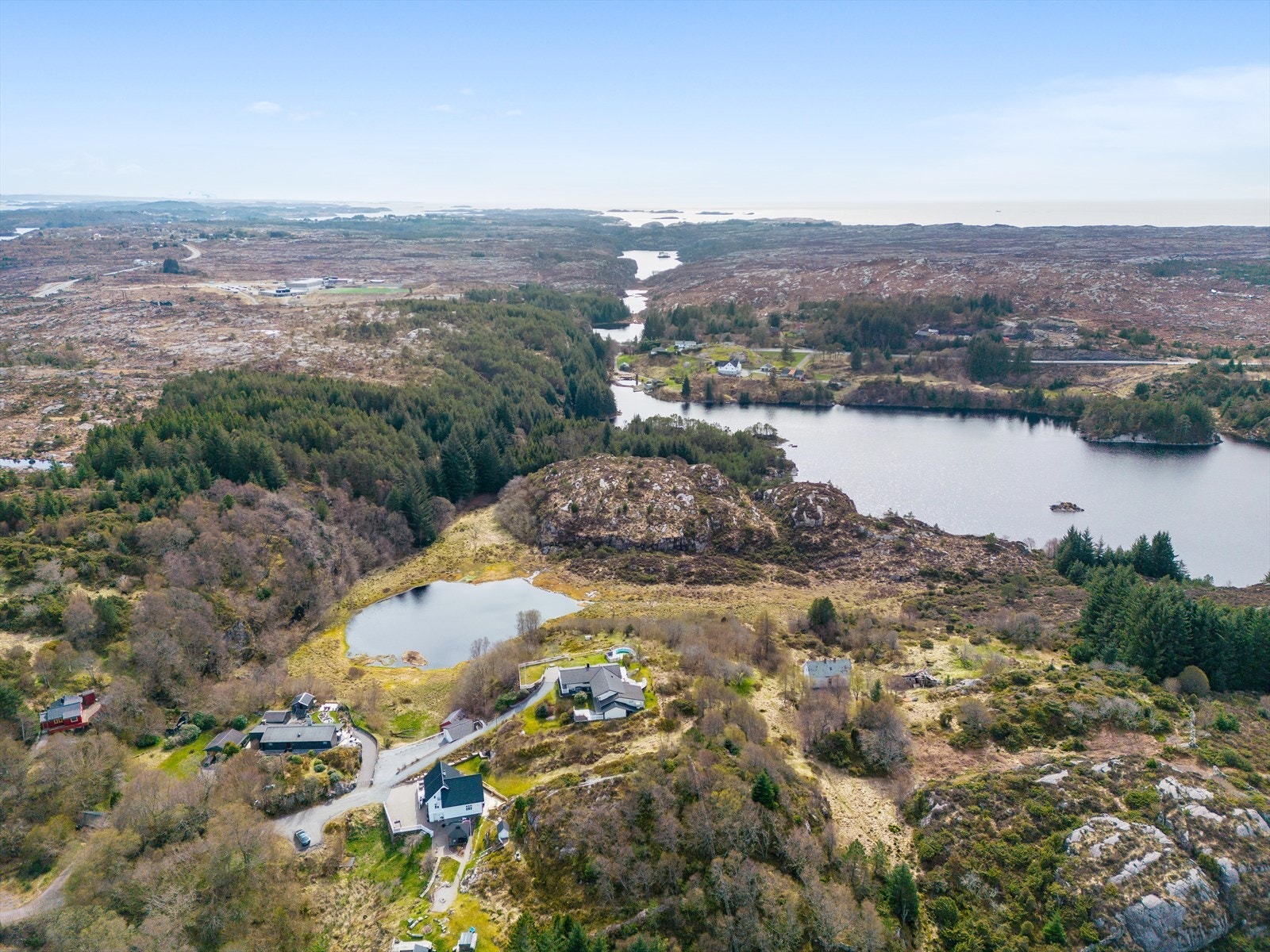 Eiendommen ligger tett på den nyere bebyggelsen i område. Galleribilde