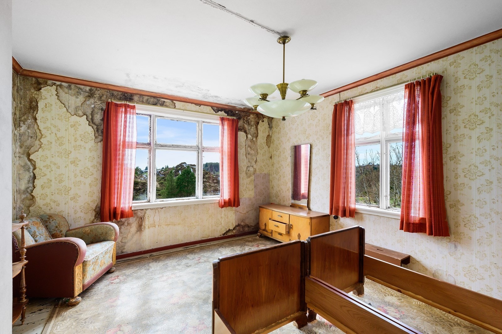 Fuktskader fra lekkasje i tak. Galleribilde