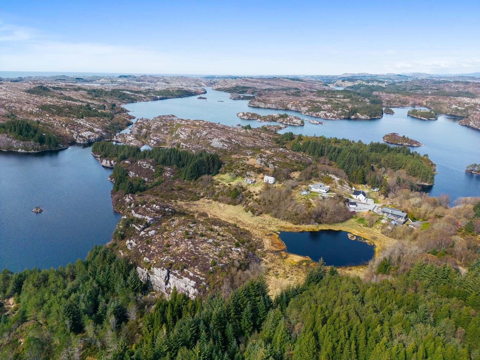 Nedlagt småbruk med adresse Spilda 109 presentert av Dag Erik Fotland, EiendomsMegler 1 Øygarden. Galleribilde