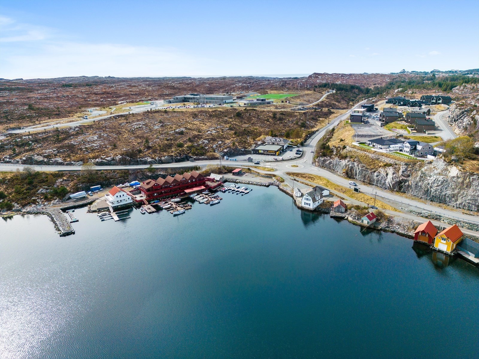 Eienndommen er landlig og fredelig, men har både skole, butikk og idrettsanlegg like ved. Galleribilde