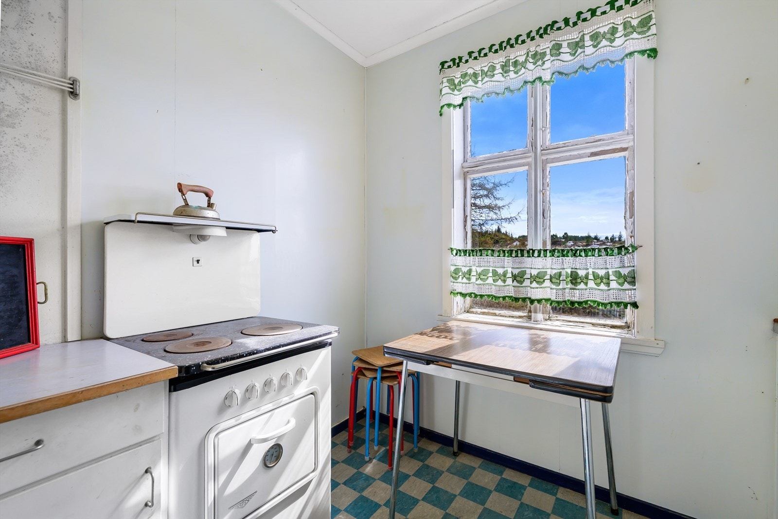 Spisebord med sørvendt utsikt over eiendommen/nærområdet. Galleribilde